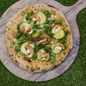 La especialidad de la casa es la gran pizza Maracaná amada por nuestros clientes mas fieles por nuestros ingredientes y el amor a ella