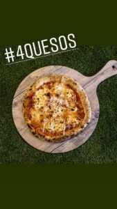 Pizza 4 quesos artesanal con bordes crujientes de Pizzería Maracaná.
