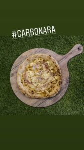 Pizza carbonara cremosa con bacon y pimienta negra de Pizzería Maracaná.