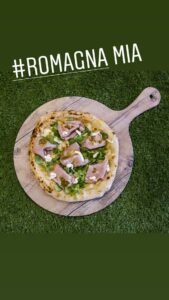 Pizza Romagna Mia gourmet con mortadela y queso fresco de Pizzería Maracaná.