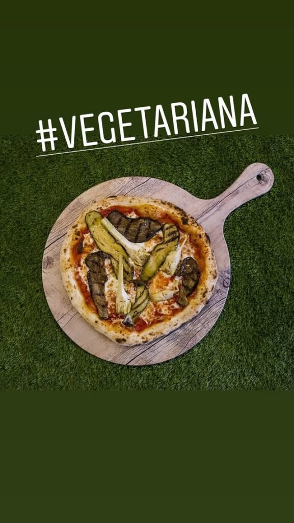 Pizza vegetariana con calabacín y berenjena.